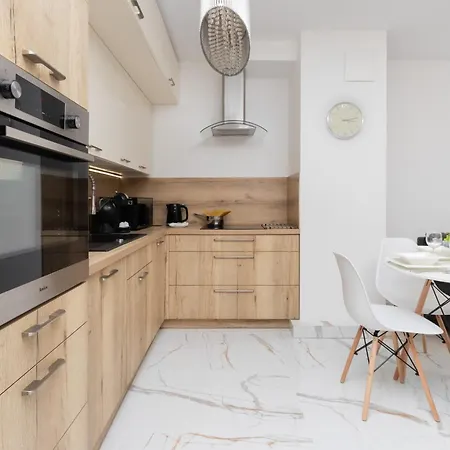Batorego 7 Apartament With Terrace & Parking Downtown By Renters * Gdynia