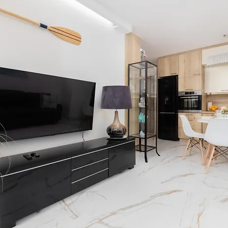 Batorego 7 Apartament With Terrace & Parking Downtown By Renters Gdynia